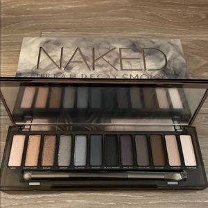 Urban decay Smokey Palette With Free gift